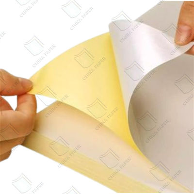 Un buon prezzo. Carta di vetro rivestita di silicone da un lato Rollo di carta di vetro Bianco giallo Colori per la produzione di carta di etichetta in linea